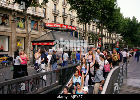 Spagna Barcelona Las Ramblas escalator alla stazione della metropolitana Plaza de Catalunya Foto Stock