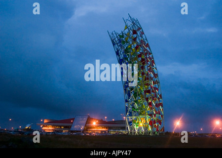 Islanda Reykjavik aeroporto Keflavic al crepuscolo e la scultura Foto Stock