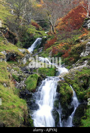 L'acqua precipita giù per le colline di Cumbria. Foto Stock