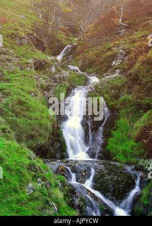 L'acqua precipita giù per le colline di Cumbria. Foto Stock