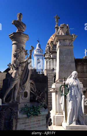 Recoleta cimitero di tombe con "Iglesia del Pilar" chiesa a sfondo. Il quartiere di Recoleta, Buenos Aires, Argentina Foto Stock