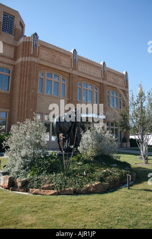 Statua di donna e il suo cavallo a livello nazionale Cowgirl Museo e Hall of Fame Fort Worth Texas Ottobre 2007 Foto Stock