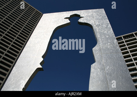 Uomo con valigetta scultura Burnett Plaza Fort Worth Texas Ottobre 2007 Foto Stock