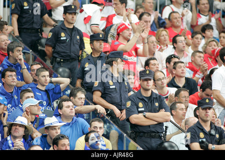 Poliziotti spagnoli dividendo i tifosi di calcio Foto Stock