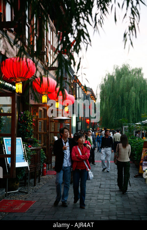 La gente attorno alla zona che surounds Qianhai e l'Houhai laghi della zona hanno molte famose caffetterie e ristoranti Pechino Foto Stock