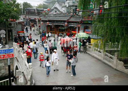 La gente attorno alla zona che surounds Qianhai e l'Houhai laghi Foto Stock