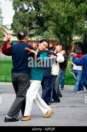 Coppie danzanti nelle prime ore del mattino presso il Tempio del Cielo a Pechino in Cina Foto Stock