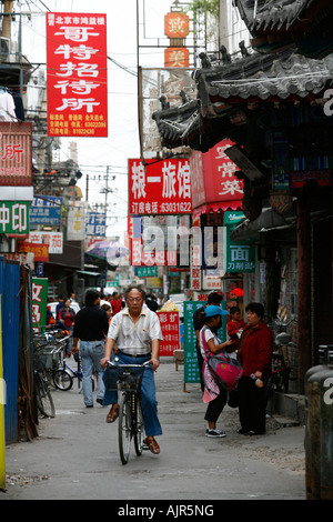 Scena di strada in un hutong di Pechino CINA Foto Stock