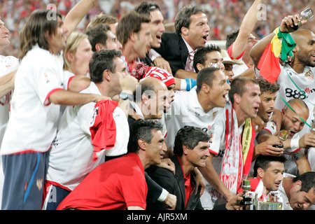 Giocatori e staff di Sevilla FC festeggia il titolo sul campo Foto Stock