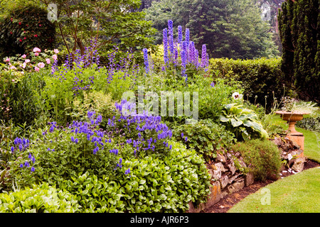 Piante erbacee frontiera presso Broadleas giardino, Devizes, Wiltshire, Inghilterra, Regno Unito Foto Stock