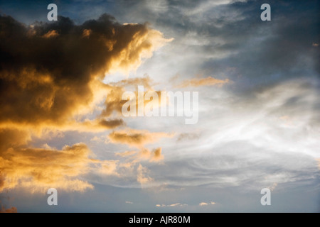 Tramonto nuvole temporalesche in India. Indian cielo molto nuvoloso in serata la luce solare Foto Stock