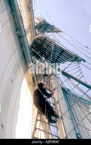 Andando aloft sul 1971 sail training ship la briga di Royalist Foto Stock