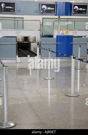 Banchi check in all'Aeroporto Internazionale Eleftherios Venizelos ad Atene in Grecia Foto Stock