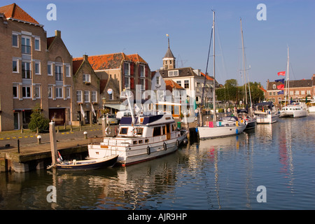 Barche legato in porto nel villaggio di Willemstad Foto Stock