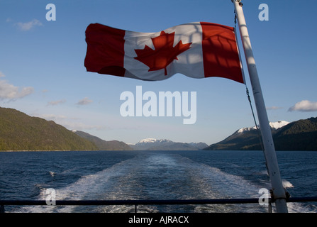 Bandiera canadese battenti dalla nave di flagstaff Foto Stock
