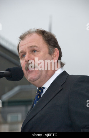 Llwyd Elfyn, Plaid Cymru gruppo parlamentare Leader e MP per Meirionydd Nant Conwy parla a CND / a fermare la guerra Rally Foto Stock