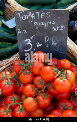 Luminoso rosso dei pomodori per la vendita su un mercato per la vendita nel Languedoc Roussillon. Sud della Francia Foto Stock