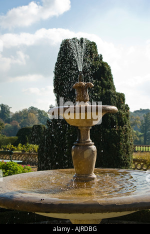 Riproduzione di Fontana e la piscina in Bowood gardens Calne Wiltshire, Inghilterra UK UE Foto Stock