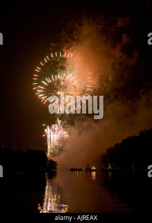 5 novembre fuochi d'artificio di Hampton Wick, Kingston Upon Thames, Regno Unito. Foto Stock