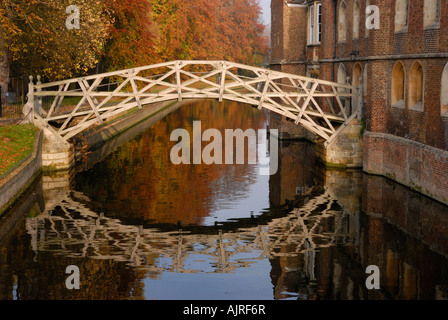 Ponte di matematica, Queens College di Cambridge Regno Unito in autunno Foto Stock