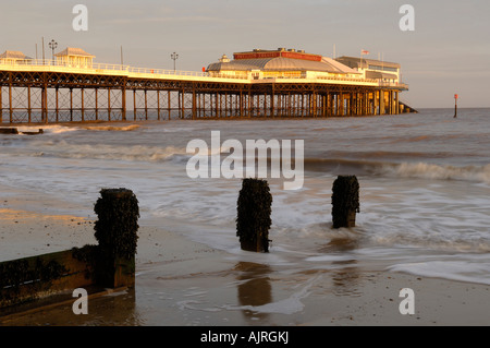 Cromer Pier da spiaggia con pennelli Foto Stock