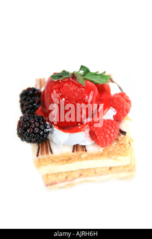 Napoleone torta con Fragole Lamponi more isolati su sfondo bianco Foto Stock