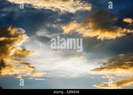 Tramonto nuvole temporalesche in India. Indian cielo molto nuvoloso in serata la luce solare Foto Stock