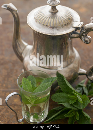 Preparato di fresco dolce tè alla menta con le foglie di menta - fascia alta Hasselblad 61mb di immagine digitale Foto Stock