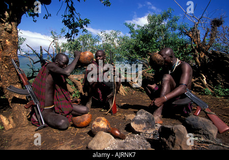 Surma uomini con riffles, a ovest del fiume Omo Etiopia Foto Stock