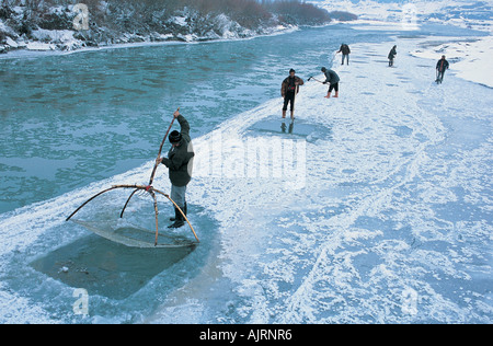 Gli abitanti di un villaggio di pesca congelati nel fiume Eufrate, Mus Turchia. Foto Stock