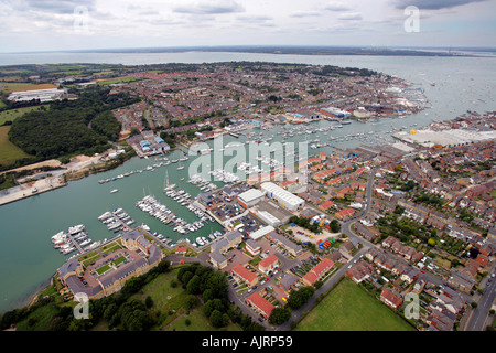 Antenna East Cowes Marina Fiume Medina harbour Il Solent Isle of Wight England Regno Unito Foto Stock