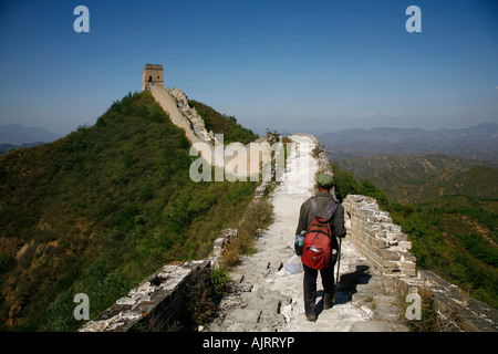 Uomo che cammina sulla Grande Muraglia Simatai vicino a Pechino in Cina Foto Stock