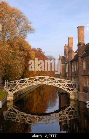 Ponte di matematica, Queens College di Cambridge Inghilterra UK in autunno Foto Stock