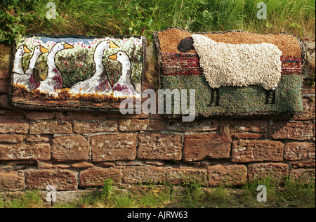 Rag tradizionali tappeti su una parete in Cumbria Regno Unito Pic da John Robertson Foto Stock