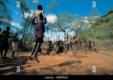 Pokot uomini jumping alta nella cerimonia di iniziazione di danza, Kenya. Foto Stock