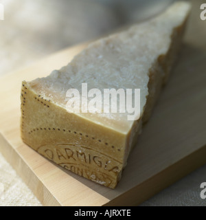 Formaggio parmigiano sulla tavola di legno Foto Stock