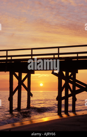 Goleta Beach Pier al tramonto in corrispondenza di Goleta, California. Foto Stock