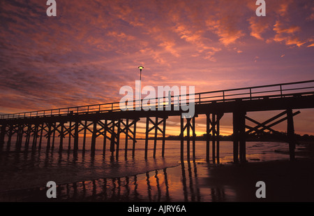 Goleta Beach Pier al tramonto in corrispondenza di Goleta, California. Foto Stock