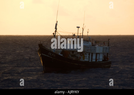La pesca in barca al tramonto, San Pietro e San Paolo s rocce Brasile Oceano Atlantico Foto Stock