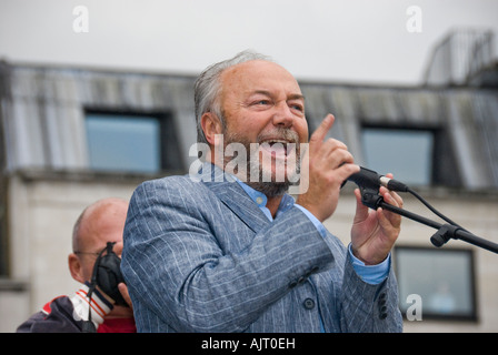 George Galloway, rispetto MP per Bethnal Green & Bow, parla a Trafalgar Square rally a portare a casa le truppe dall'Iraq. Foto Stock