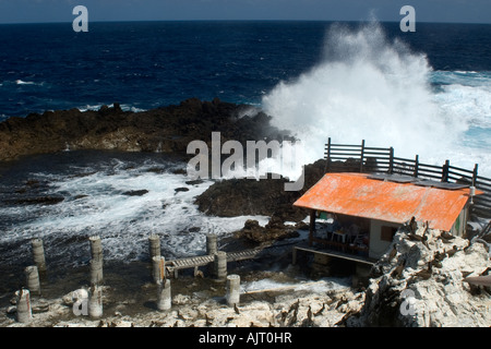 Onde la triturazione a rocce vicino campo stazione di ricerca di San Pietro e di San Paolo s rocce Brasile Oceano Atlantico Foto Stock
