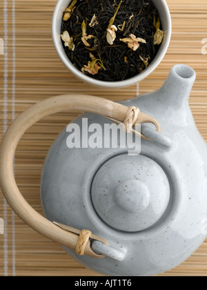 Gelsomino tè e teiera in ceramica - fascia alta Hasselblad 61mb di immagine digitale Foto Stock