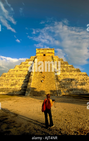 Turista con la fotocamera di fronte al castello di El Castillo, piramide, Chichen Itza, maya, rovine Maya, Yucatan, Messico Foto Stock