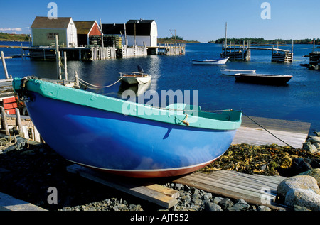 Rocce blu villaggio di pescatori con barche colorate e case di pesce nella baia vicino a Lunenburg, Nova Scotia, Canada Foto Stock