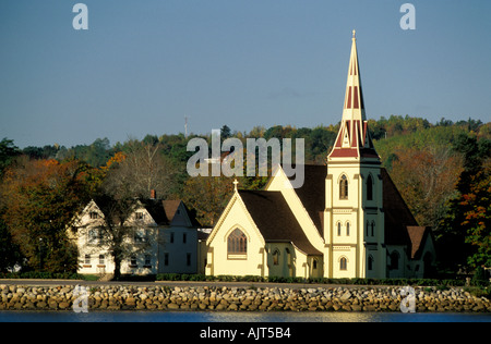 Città di Mahone Bay chiesa confina con i colori dell'autunno, Nova Scotia, Canada Foto Stock