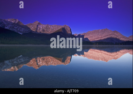 Riflessioni sulla tomaia Kananaskis Lago Kananaskis Country Alberta Canada Foto Stock