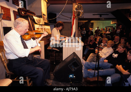 Master fiddler Buddy MacMaster giocare al Celtic Colours evento. Nova Scotia, Canada Foto Stock