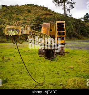 Scavo abbandonato nel campo Foto Stock