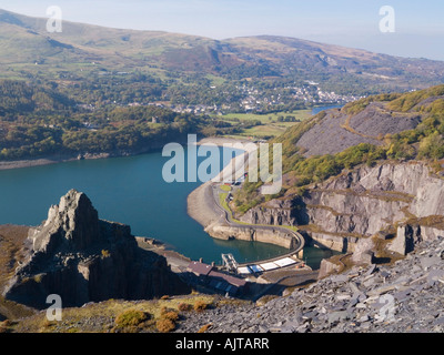 Vista aerea Dinorwig Idro Elettrica della stazione di alimentazione e Llyn Peris serbatoio dal dismessi Dinorwic cava di ardesia su Elidir Fawr. Llanberis North Wales UK Foto Stock