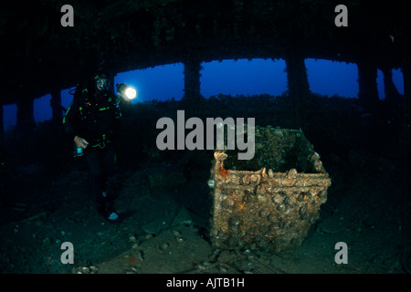 Scuba Diver ad esplorare i resti del pilota di casa su Amoco Milford Haven petroliera relitto Liguria mare Mediterraneo Italia Foto Stock